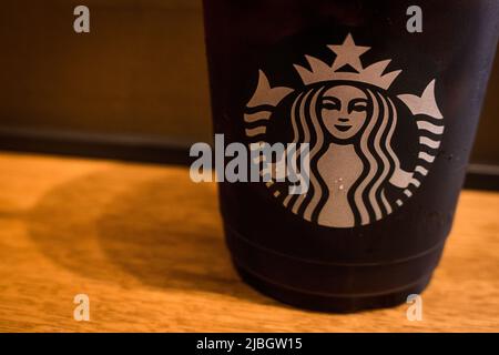 Caffè ghiacciato da Starbucks. Starbucks Co. È un'azienda americana di caffè. La prima sede Starbucks fuori dal Nord America ha aperto a Tokyo, in Giappone, nel 1996. Foto Stock