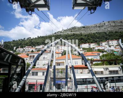 Funivia di Dubrovnik. Ci vogliono circa 5-10 minuti in ogni modo e si collega alla cima della collina SRD dal centro storico. È stato costruito nel 1969 Foto Stock