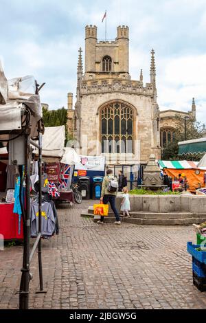 Giornata di mercato nella storica piazza del mercato nel centro di Cambridge, con vista sulla Chiesa di St Mary the Great, Cambridge, Cambridgeshire, Inghilterra. Foto Stock