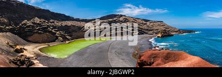 Panorama del Lago Verde vulcanico (Charco de los Clicos) a El Golfo, Lanzarote, Spagna Foto Stock