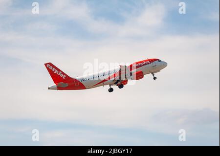 03.06.2022, Berlino, Germania, Europa - un aereo EasyJet Airbus A320-200 da passeggeri decolla dall'aeroporto di Berlino Brandeburgo BER. Foto Stock