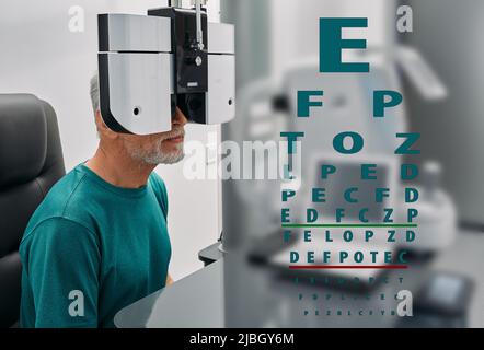 Controllo della vista dell'uomo anziano usando il foropter di oftalmologia con la cartella dell'occhio di Snellen alla clinica medica. Test visivo, diagnostica visiva, concetto Foto Stock