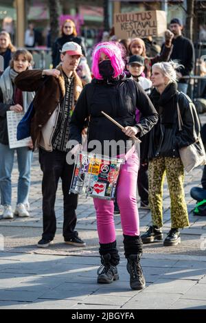 Ylikulutuskapina. Batterista con capelli rosa e pantaloni alla manifestazione Elokapina o Extinction Rebellion Finland a Helsinki, Finlandia. Foto Stock