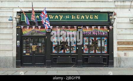 La parte anteriore di Halfway to Heaven, un bar LGBTQ nel West End. Londra Foto Stock