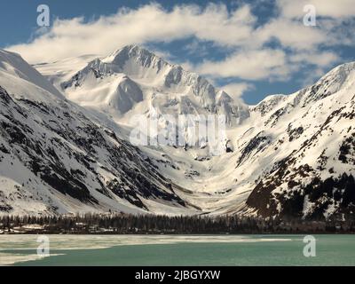 Byron Glacier si affaccia sulla break primaverile sul lago Portage nell'Alaska sud-centrale. Foto Stock