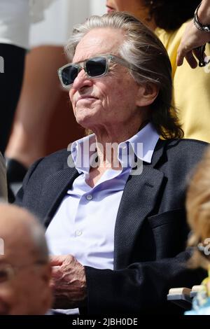 Parigi, Francia. 5th giugno 2022. L'attore STATUNITENSE Michael Douglas guarda la finale maschile al torneo di tennis del Grand Slam Open 2022 a Roland Garros, Parigi, Francia. Frank Molter/Alamy Live news Foto Stock