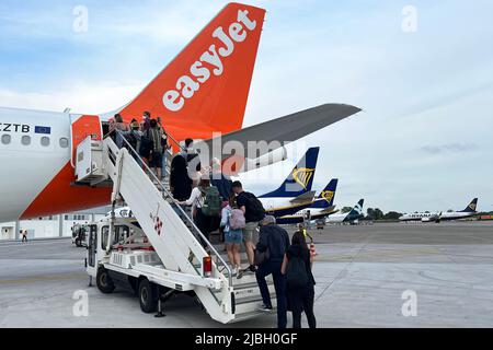 I passeggeri salpano a bordo di un volo easyJet dall'aeroporto di Pisa a Londra Gatwick. Maggio 2022. Foto Stock