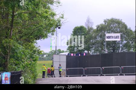 Manchester, Regno Unito. 6th giugno 2022. I preparativi per il festival musicale indipendente di Parklife a Heaton Park, Manchester, Inghilterra, Regno Unito, Isole britanniche, Il 11th e 12th giugno 2022. Il festival della musica è un festival non camping di due giorni e spera di ospitare 82.500 persone al giorno. I perfomers pubblicizzati includono: Tyler, il Creatore, Megan thee Stallion, Loyle Carner, Bicep, Chase & Status e Central CEE. I biglietti d'ingresso per due giorni, ora esauriti, costavano £137. Personale di sicurezza presso il North Gate nel parco. Credit: Terry Waller/Alamy Live News Foto Stock