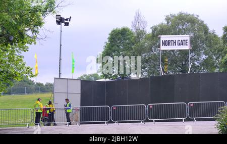 Manchester, Regno Unito. 6th giugno 2022. I preparativi per il festival musicale indipendente di Parklife a Heaton Park, Manchester, Inghilterra, Regno Unito, Isole britanniche, Il 11th e 12th giugno 2022. Il festival della musica è un festival non camping di due giorni e spera di ospitare 82.500 persone al giorno. I perfomers pubblicizzati includono: Tyler, il Creatore, Megan thee Stallion, Loyle Carner, Bicep, Chase & Status e Central CEE. I biglietti d'ingresso per due giorni, ora esauriti, costavano £137. Personale di sicurezza presso il North Gate nel parco. Credit: Terry Waller/Alamy Live News Foto Stock