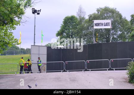 Manchester, Regno Unito. 6th giugno 2022. I preparativi per il festival musicale indipendente di Parklife a Heaton Park, Manchester, Inghilterra, Regno Unito, Isole britanniche, Il 11th e 12th giugno 2022. Il festival della musica è un festival non camping di due giorni e spera di ospitare 82.500 persone al giorno. I perfomers pubblicizzati includono: Tyler, il Creatore, Megan thee Stallion, Loyle Carner, Bicep, Chase & Status e Central CEE. I biglietti d'ingresso per due giorni, ora esauriti, costavano £137. Personale di sicurezza presso il North Gate nel parco. Credit: Terry Waller/Alamy Live News Foto Stock