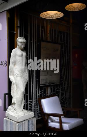 Antiquariato in mostra al Marché aux Puces de Saint-Ouen mercato delle pulci - Parigi - Francia Foto Stock