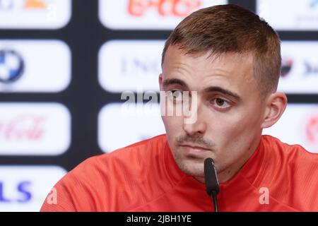 Timothy Castagne in Belgio è stato raffigurato durante una conferenza stampa della nazionale belga, i Diavoli rossi, lunedì 06 giugno 2022 a Tubize, durante i preparativi per le prossime partite della UEFA Nations League. BELGA FOTO BRUNO FAHY Foto Stock