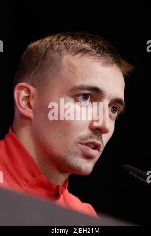 Timothy Castagne in Belgio è stato raffigurato durante una conferenza stampa della nazionale belga, i Diavoli rossi, lunedì 06 giugno 2022 a Tubize, durante i preparativi per le prossime partite della UEFA Nations League. BELGA FOTO BRUNO FAHY Foto Stock