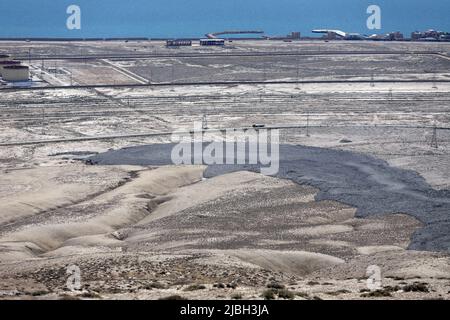 Una violenta eruzione di un vulcano di fango. Primorsk. Azerbaigian. Foto Stock