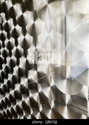 Una texture geometrica in alluminio spazzolato Foto Stock