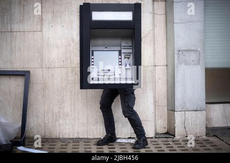 Foto di archivio datata 10/11/2020 di un uomo che lavora dietro un bancomat (ATM) al di fuori di una banca a Westminster, Londra. La settimana scorsa ha visto il mercoledì più trafficato per i prelievi di bancomat da prima del coronavirus pandemic, secondo ATM rete link. In tutto il Regno Unito, £1,7 miliardi sono stati ritirati tra lunedì della scorsa settimana e domenica, mentre la gente ha celebrato il Giubileo del platino della Regina. Data di emissione: Lunedì 6 giugno 2022. Foto Stock