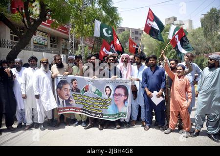 Gli attivisti del Partito dei popoli Shaheed Bhutto (PPP-SB) stanno organizzando una manifestazione di protesta contro le politiche del FMI e l'aumento dei prezzi delle materie prime essenziali, presso il press club di Hyderabad lunedì 06 giugno 2022. Foto Stock