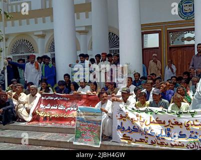 I residenti di Badin stanno tenendo una manifestazione di protesta contro la costante crisi idrica a Sindh, al di fuori dell'ufficio SIDA a Hyderabad lunedì 06 giugno 2022. Foto Stock