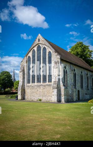 L'antica Guildhall nel parco del Priorato di Chichester con la guglia della Cattedrale di Chichester che sorge in lontananza. Foto Stock