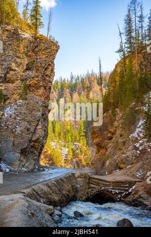 Strada attraverso stretto passaggio nelle rocce porta Rossa sul fiume Chibit in primavera, Altai, Russia Foto Stock