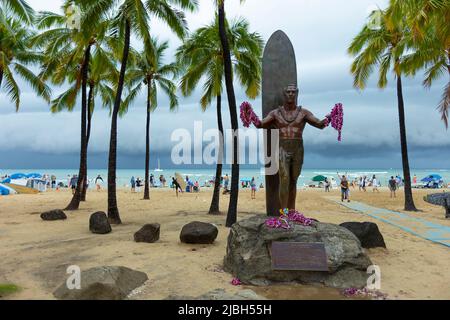 Statua del duca Kahanamoku, Waikiki, Oahu, Hawaii Foto Stock