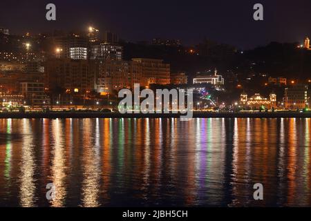 Riflesso delle luci del viale in mare. Baku. Azerbaigian. Foto Stock