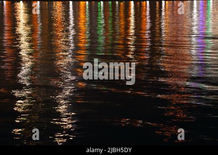 Riflesso delle lanterne del viale sul mare. Baku. Azerbaigian. Foto Stock