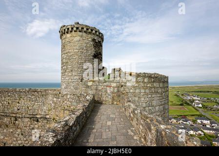 Vista sul mare da merlature a Harlech Castle, Gwynedd, Galles del Nord. Foto Stock