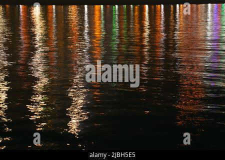 Riflesso delle lanterne del viale sul mare. Baku. Azerbaigian. Foto Stock