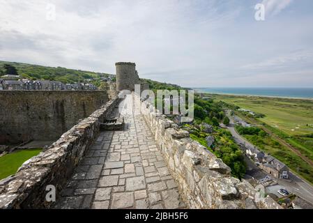 Vista sul mare dalle merlature del castello di Harlech, Gwynedd, Galles del Nord. Foto Stock