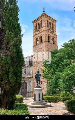 Chiesa di San Romano con la statua del Garcilaso de la Vega in primo piano. Castilla la Mancha, Spagna. Foto Stock