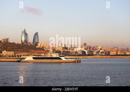 Baku. Azerbaigian. 10.04.2020 anni. Bella vista della città dal viale. Foto Stock