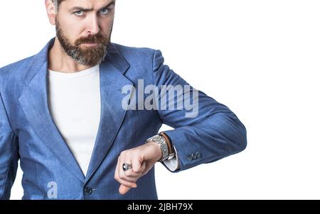 Indossa l'orologio da polso in un abito da lavoro. Uomo elegante e bello in tuta. Bottiglia di profumo o di colonia, profumeria, cosmetici, bottiglia di profumo di colonia, maschio Foto Stock