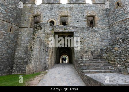 L'ingresso attraverso la casa di controllo a Harlech Castle, Gwynedd, Galles del Nord. Foto Stock
