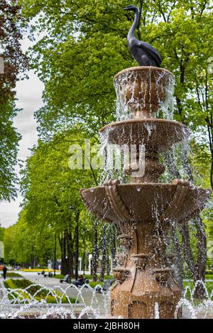 Mosca, Russia - 03 giugno 2022: fontana nel parco con acqua che scorre da esso Foto Stock