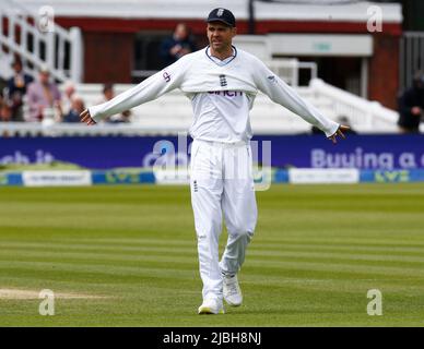 LONDRA INGHILTERRA - GIUGNO 04 : Inghilterra James Anderson (Lancashire) durante LA SERIE DI TEST ASSICURATIVI 1st Test, Day 3, (Day 3 of 5) tra Inghilterra contro Foto Stock