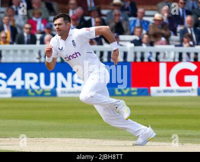 LONDRA INGHILTERRA - GIUGNO 04 : Inghilterra James Anderson (Lancashire) durante LA SERIE DI TEST ASSICURATIVI 1st Test, Day 3, (Day 3 of 5) tra Inghilterra contro Foto Stock