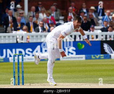 LONDRA INGHILTERRA - GIUGNO 04 : Inghilterra James Anderson (Lancashire) durante LA SERIE DI TEST ASSICURATIVI 1st Test, Day 3, (Day 3 of 5) tra Inghilterra contro Foto Stock