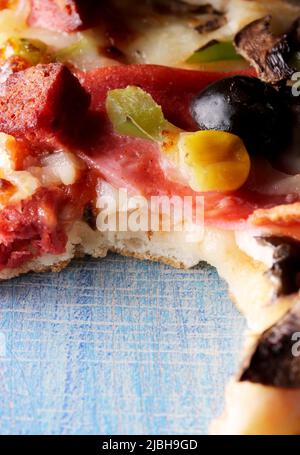 Fetta di pizza su un tavolo Foto Stock
