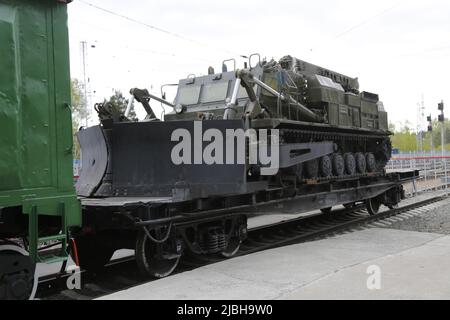 Storico carro ferroviario russo che trasporta una pala da neve, fotografato nel Museo della tecnologia ferroviaria Novosibirsk, Siberia, Russia. Foto Stock