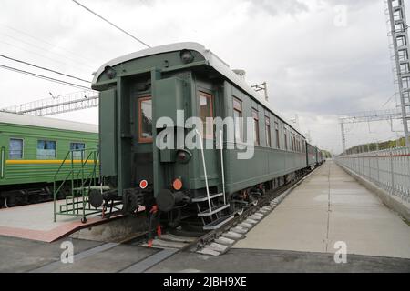 Storico carro ferroviario russo, fotografato nel Museo della tecnologia ferroviaria Novosibirsk, Siberia, Russia. Descrizione segno sulla foto 2JBH9XR Foto Stock