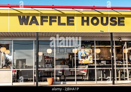 Charlotte, NC/USA - 9 novembre 2019: Scatto orizzontale medio della facciata del negozio 'waffle House' ristorante per la colazione che mostra il marchio in grassetto nero lettera Foto Stock