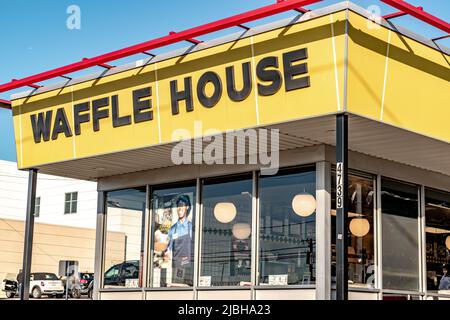 Charlotte, NC/USA - 9 novembre 2019: Scatto orizzontale medio della facciata del negozio 'waffle House' ristorante per la colazione che mostra il marchio in grassetto nero lettera Foto Stock