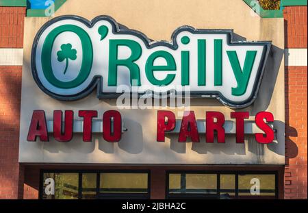 O'Reilly Auto Parts Store facciata esterna marchio e logo insegne nella luce soffusa del tramonto con luce solare e ombre a Salisbury, North Carolina. Foto Stock