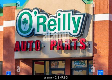 O'Reilly Auto Parts Store facciata esterna marchio e logo insegne nella luce soffusa del tramonto con luce solare e ombre a Salisbury, North Carolina. Foto Stock