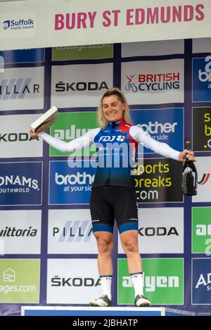 Bury St. Edmunds, Suffolk, Regno Unito. 6th Giu 2022. La gara ciclistica UCI Women’s Tour è iniziata con i migliori piloti del mondo in partenza da Colchester per la 142km tappa 1 attraverso la campagna dell'Essex e del Suffolk fino al traguardo a Bury St. Edmunds. Dopo un lungo ritardo causato da un incidente stradale la gara è stata vinta da Clara Copponi del team FDJ, festeggiando sul podio Foto Stock
