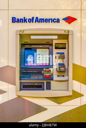 Charlotte, NC USA - 26 aprile 2019: Colpo verticale medio di primo piano della macchina ATM 'Bank of America' fuori dalla banca in Uptown. Foto Stock