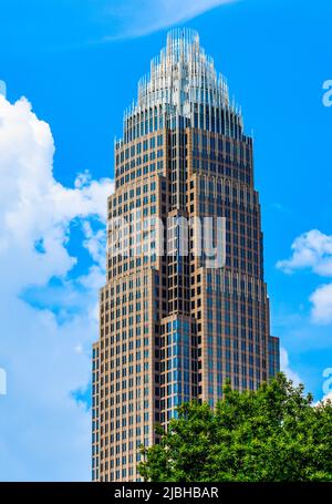 La sede centrale della Bank of America, il più alto edificio commerciale nella parte alta di Charlotte, North Carolina, in una giornata di sole con cielo blu e nuvole. Foto Stock