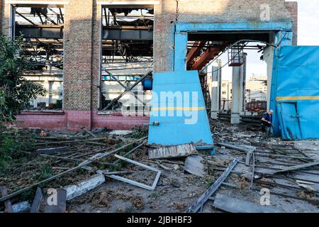 Kiev, Ucraina. 5th giugno 2022. Un edificio danneggiato in una centrale di riparazione ferroviaria di Kiev a seguito di una serie di attacchi aerei russi sulla zona che ha causato almeno un uomo ferito, come la Russia ha affermato che le armi e i veicoli militari dell'Europa orientale sono stati immagazzinati nei locali. La capitale non ha visto attacchi russi per settimane prima che questo attacco aereo colpì l'impianto di riparazione, con Mosca intensificando l'offensiva sulla regione di Donbas. (Credit Image: © Daniel Ceng Shou-Yi/ZUMA Press Wire) Foto Stock