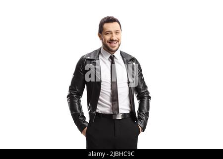 Uomo sorridente in una giacca e cravatta in pelle che posa isolato su sfondo bianco Foto Stock